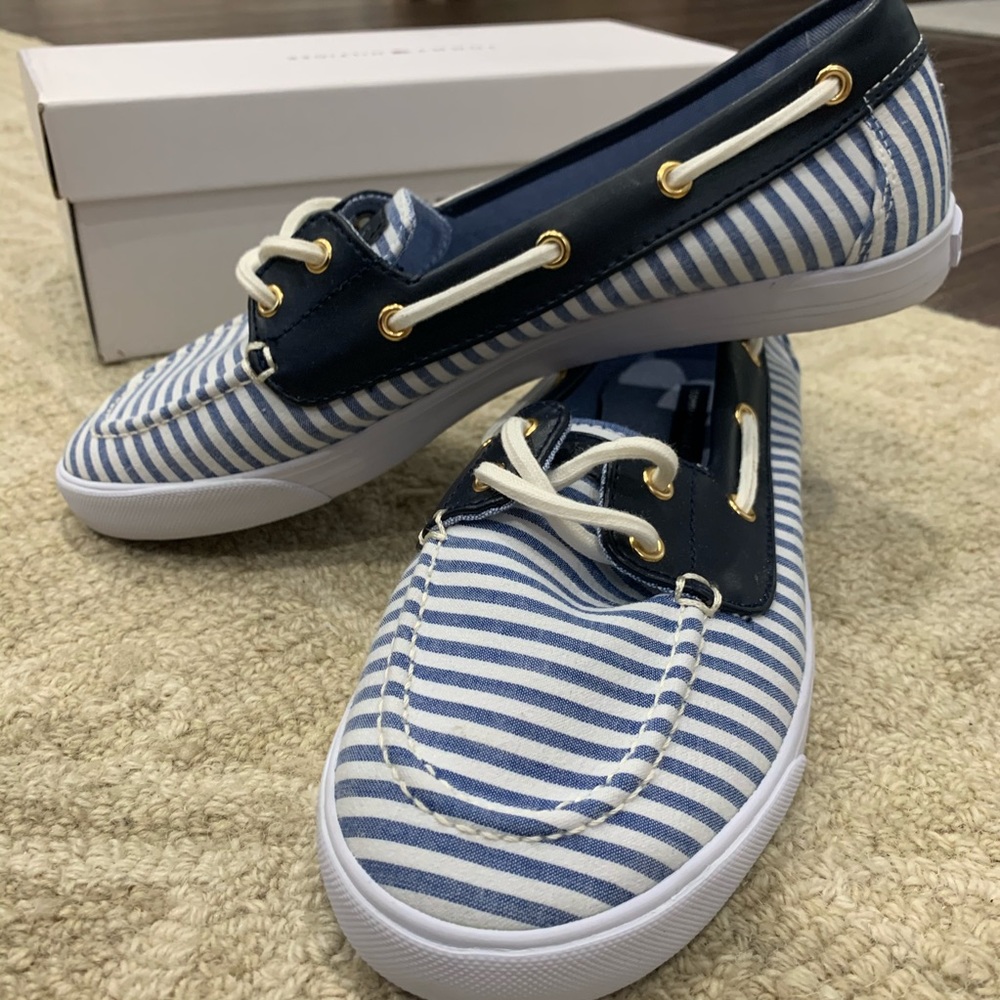 Women’s 8.5 Tommy Hilfiger loafers